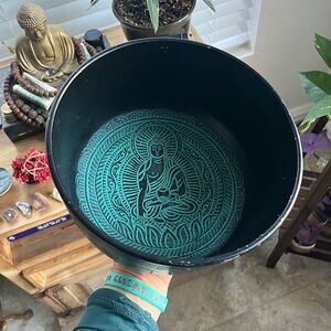 Cast aluminum singing bowl 8”